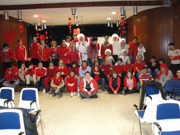 El grupo con algo rojo para la celebración.